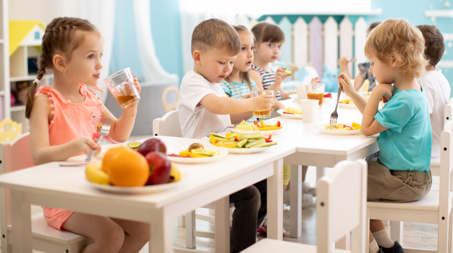 Comparaison entre une chaise adulte et une chaise adaptée aux enfants en maternelle.